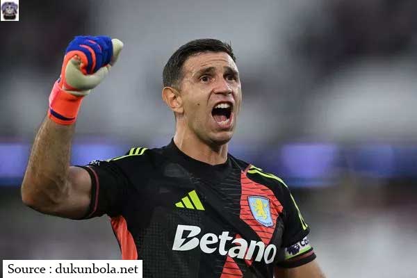 Dilirik MU dan Barcelona, Masa Depan Emiliano Martinez Siapa yang Menang?