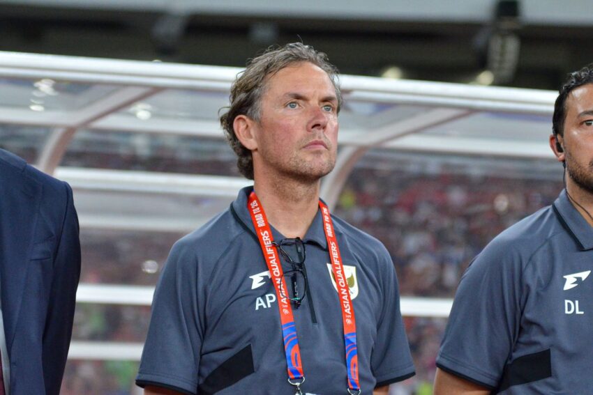 Mantan asisten pelatih Patrick Kluivert itu menilai target PSSI terlalu ambisius mengingat peringkat Indonesia jauh di bawah rivalnya di Asia.